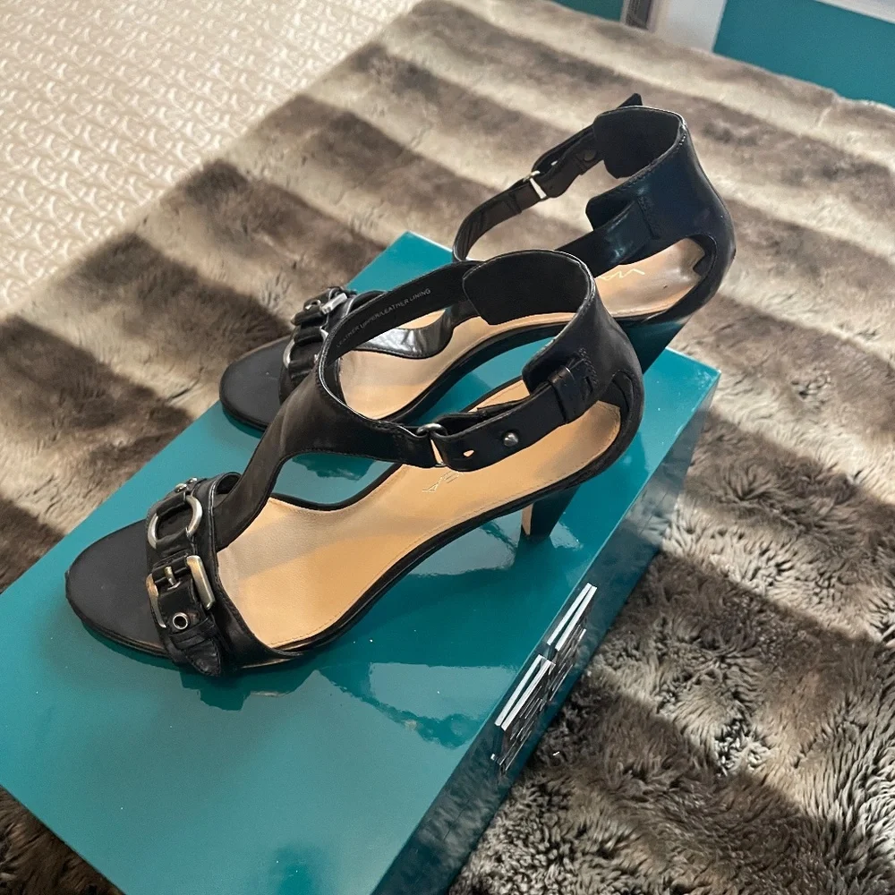 Via Spiga Black Leather T-Strap Edgy Ankle Strap Heels Size 7M - Picture 2 of 11